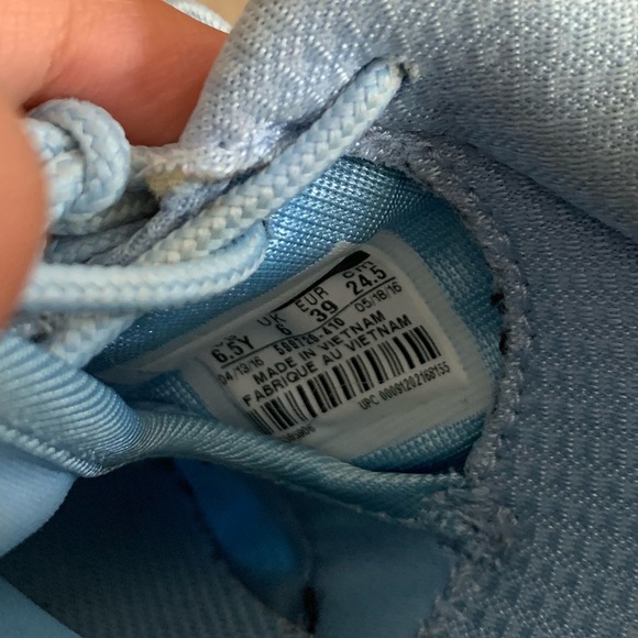 Nike Roche One Shoes - Picture 6 of 13